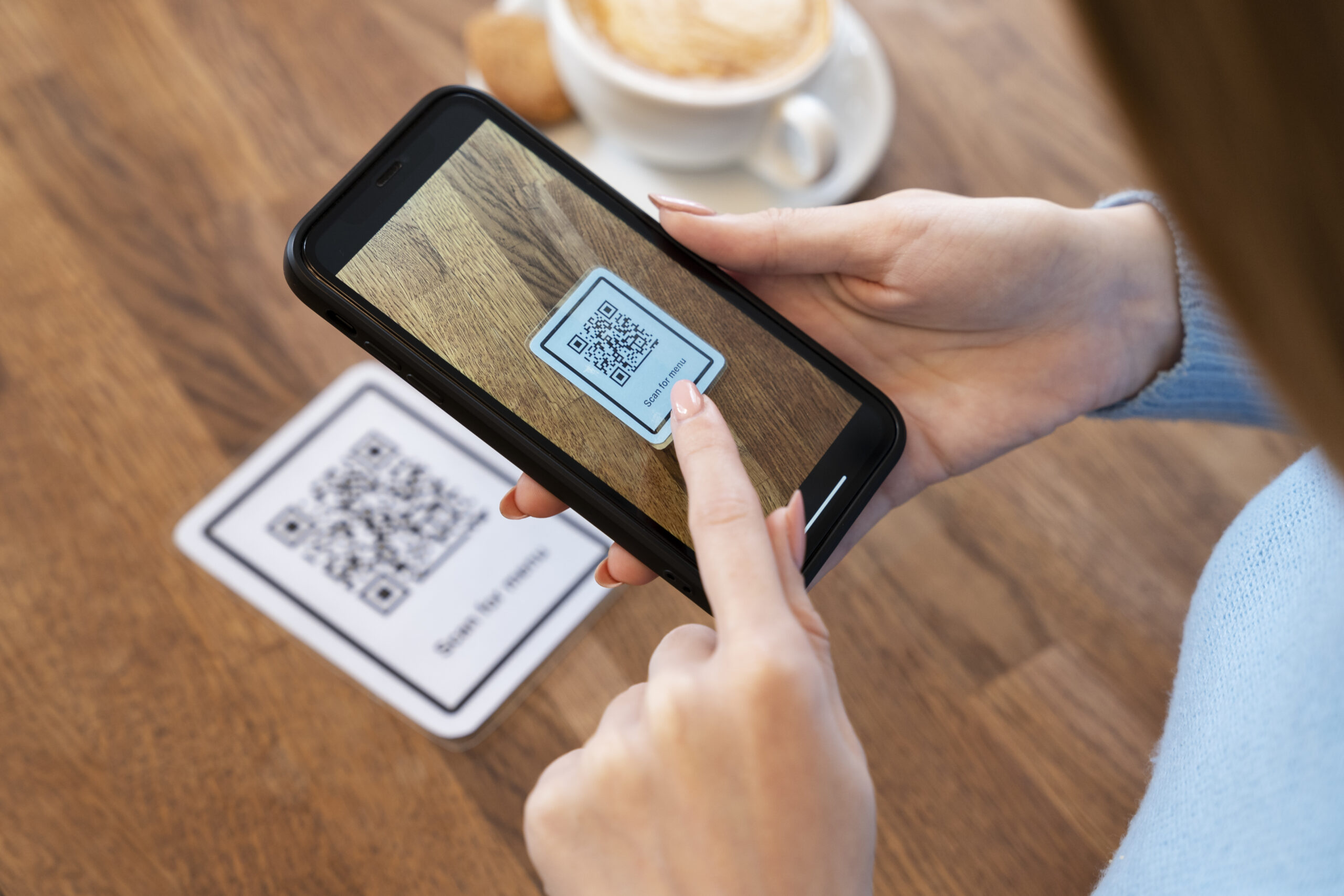 Feche As Maos Digitalizando O Codigo Qr - Hold