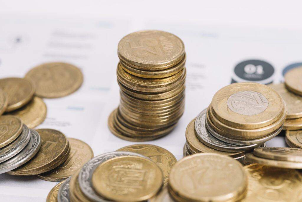 Pilha De Moedas De Ouro Sobre O Modelo De Infografico - Hold